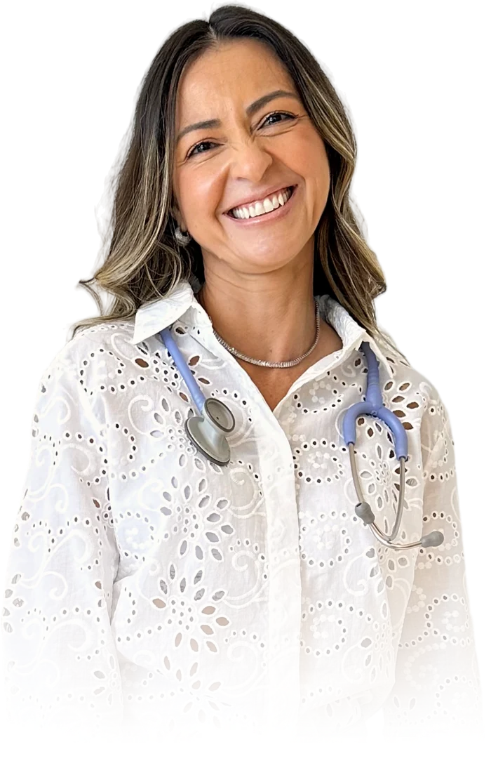 Dra. Renata Vilela sorrindo, de blusa branca bordada e estetoscópio
